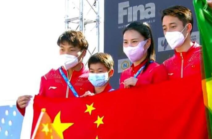 泪目！全红婵回家却没空吃饭，50万元豪车被闲置，父母仍在干农活