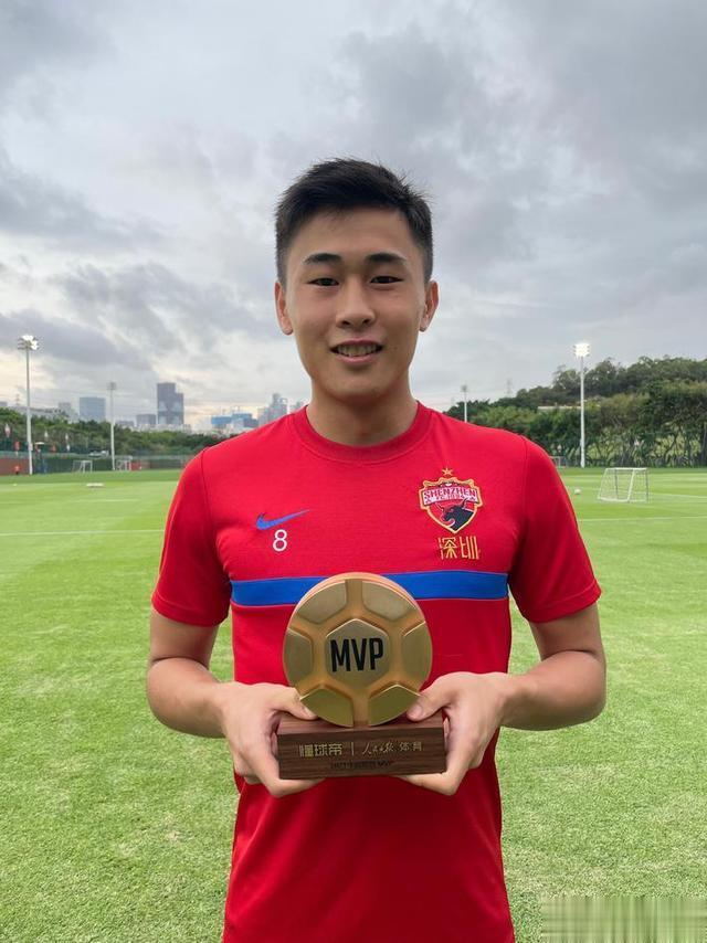 足球报：深足中场戴伟浚变更深圳户籍已获批准