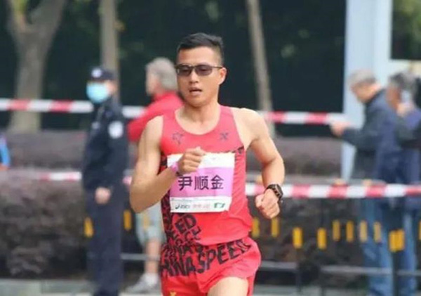 马拉松最后冲刺被转播车辆挡路，丢冠的尹顺金获得多少补偿？