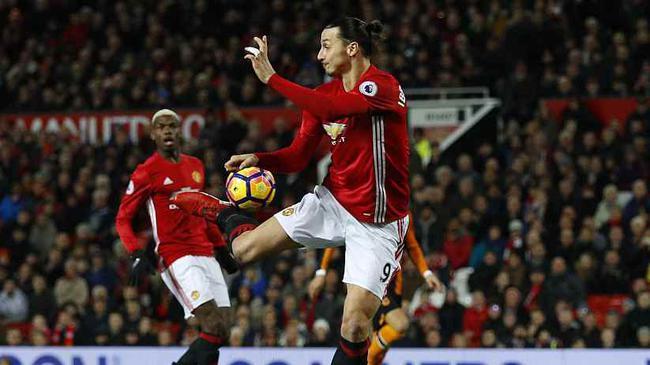 目前的伊布效力于<a href=/zuqiuzhijia/acmilan/ target=_blank class=infotextkey>AC米兰</a>，仍然是队内顶级前锋